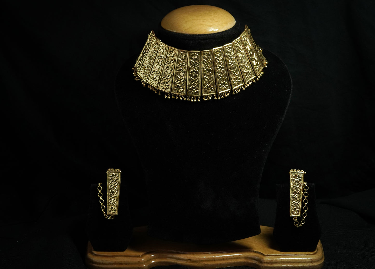 Mantasa Golden Choker Set